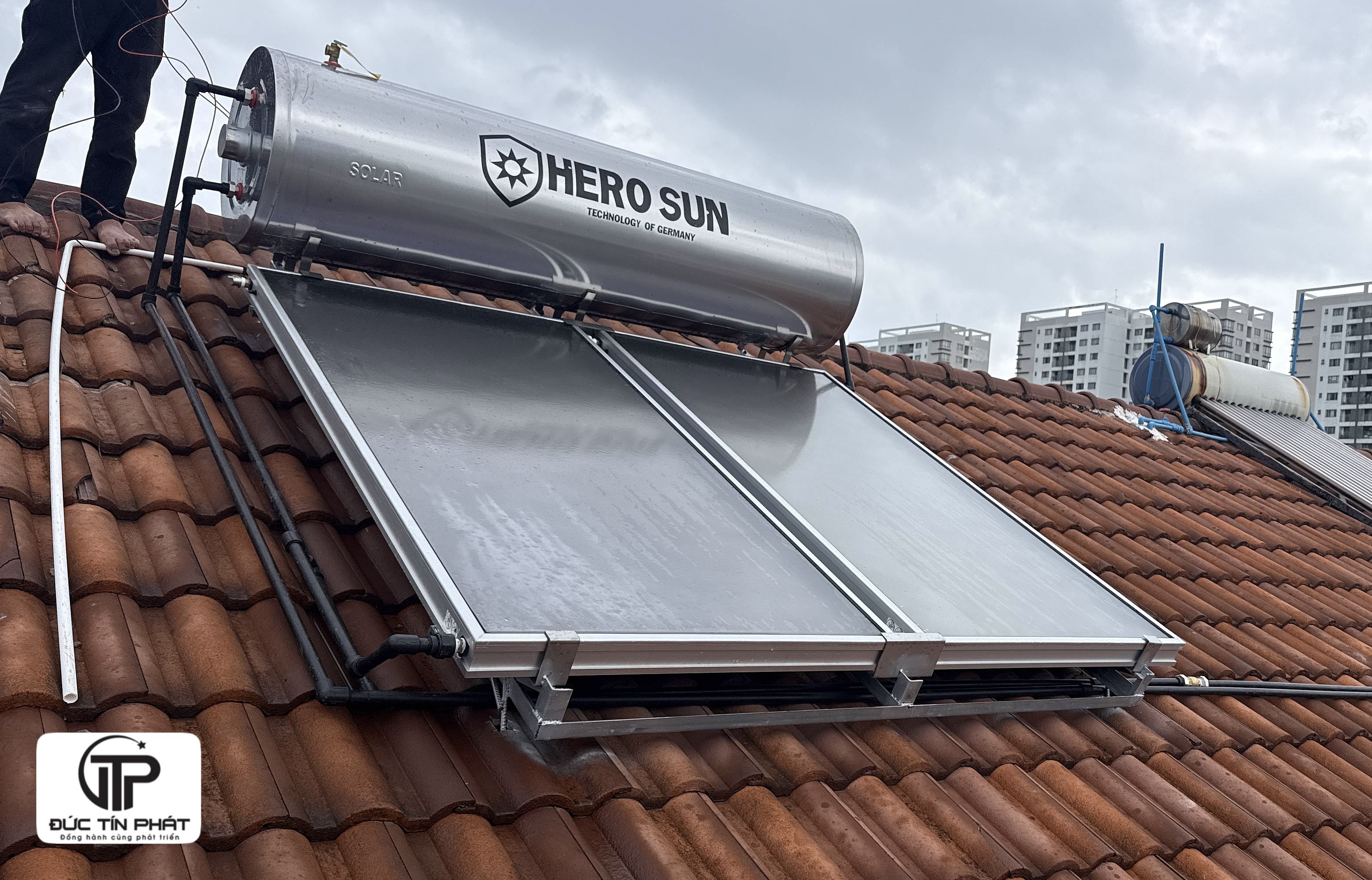 Máy nước nóng NLMT HERO SUN 300L